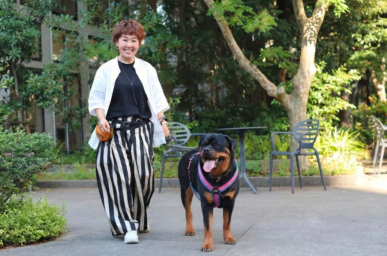 女性とロットワイラー犬