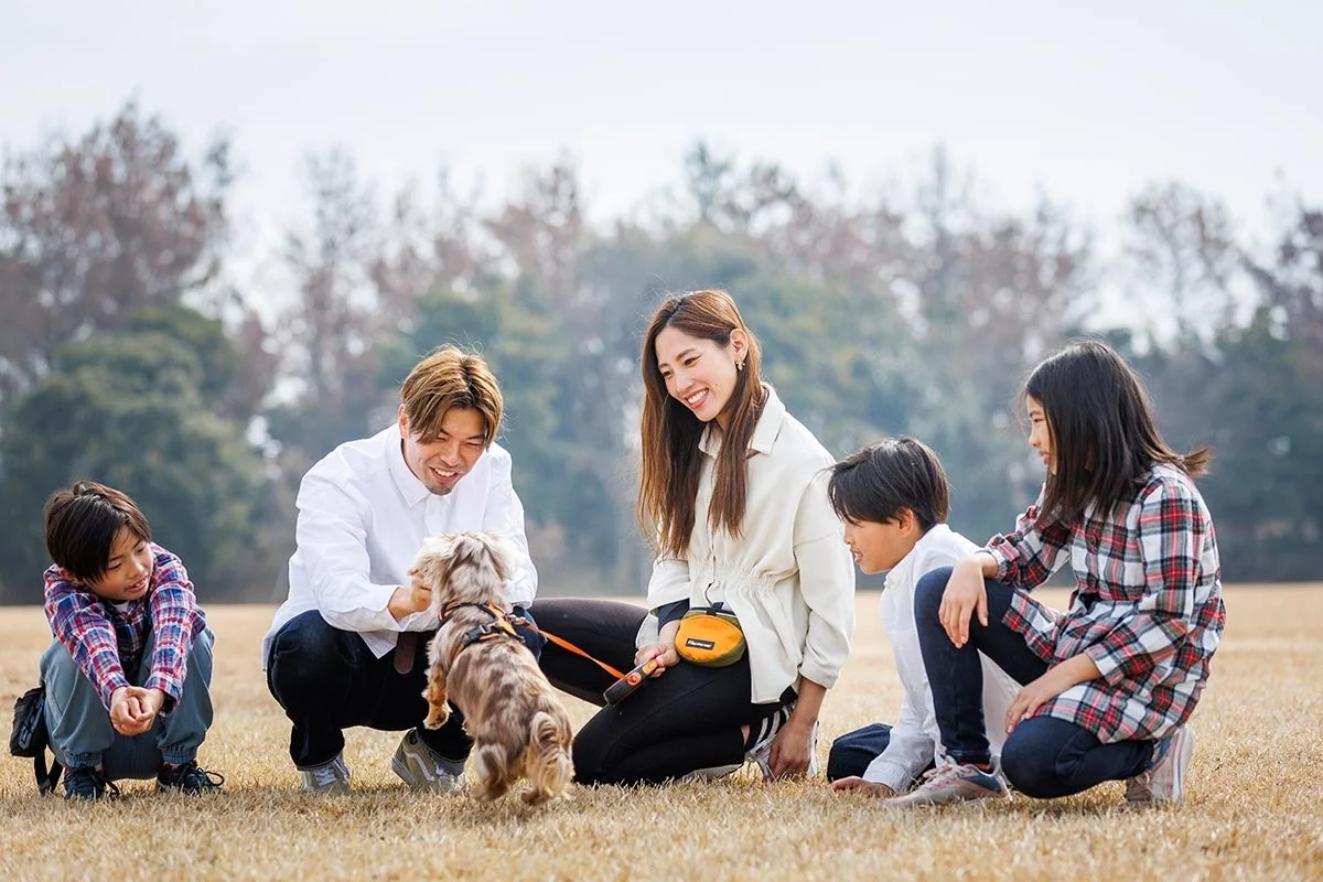 家族と犬の屋外写真