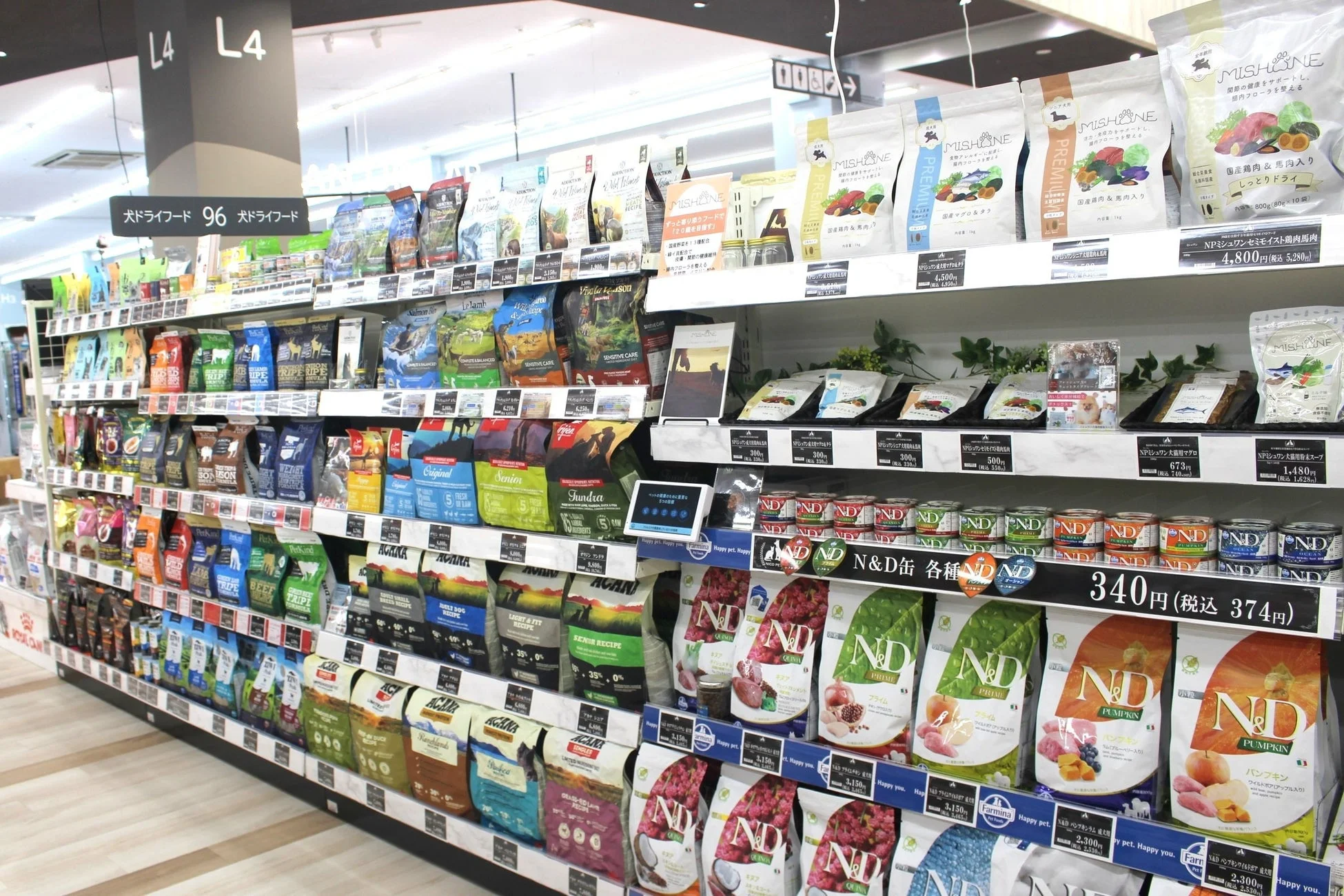 ペットショップやスーパーのペット用品売り場に、様々なブランドの犬用ドライフードや缶詰が豊富に陳列。