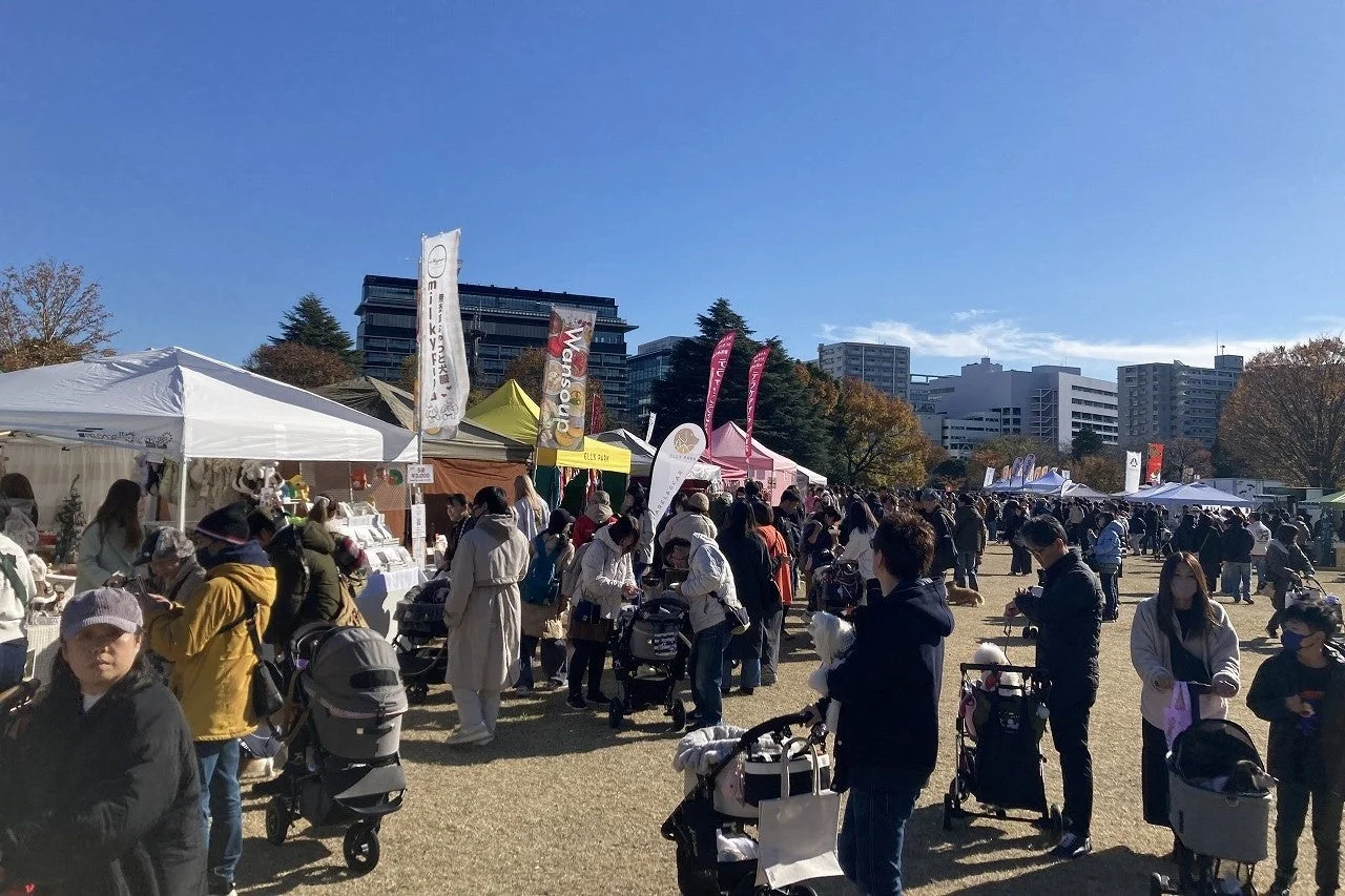 屋外マルシェで賑わうSippo Festaの様子