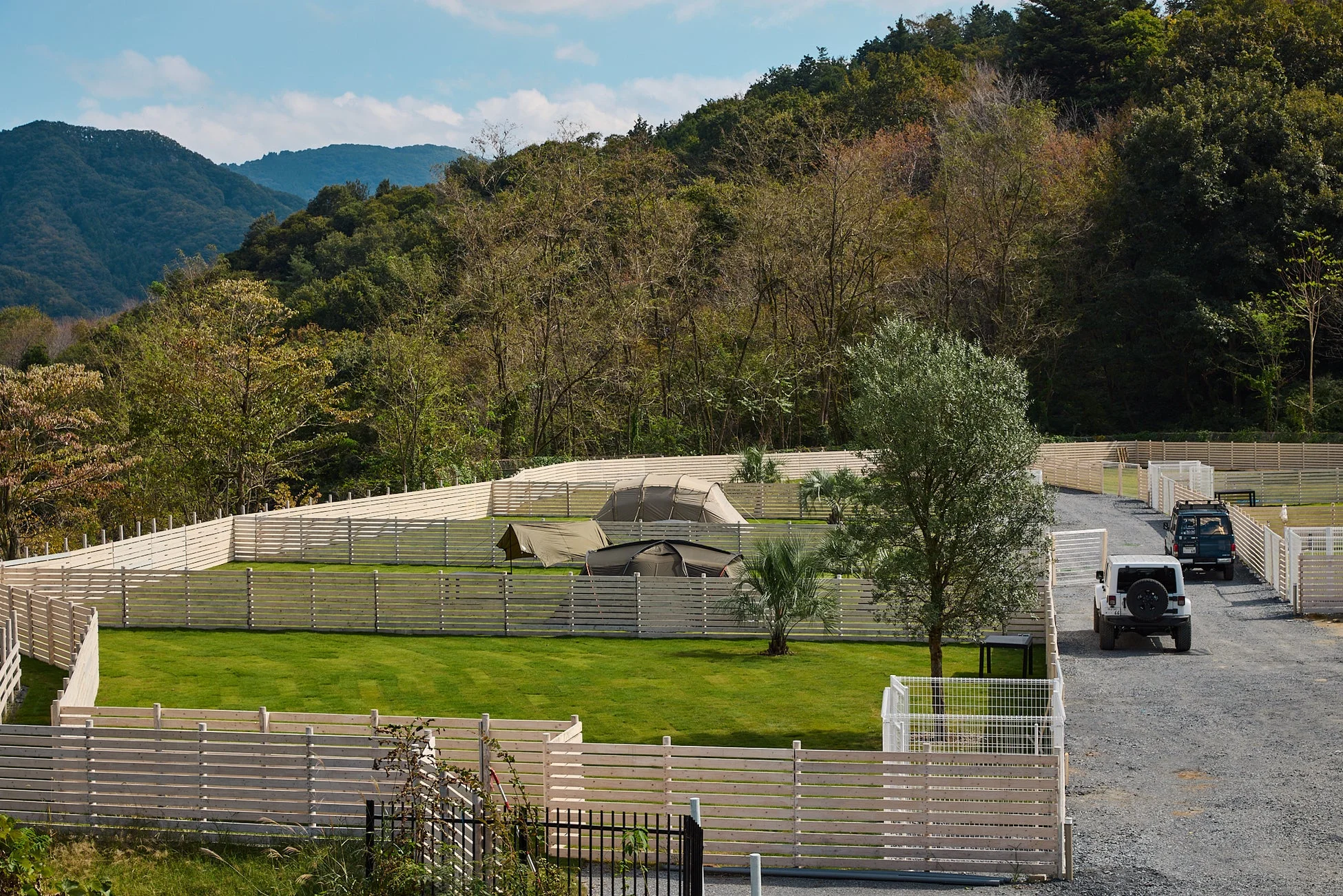 山を背景にした広々としたキャンプ場