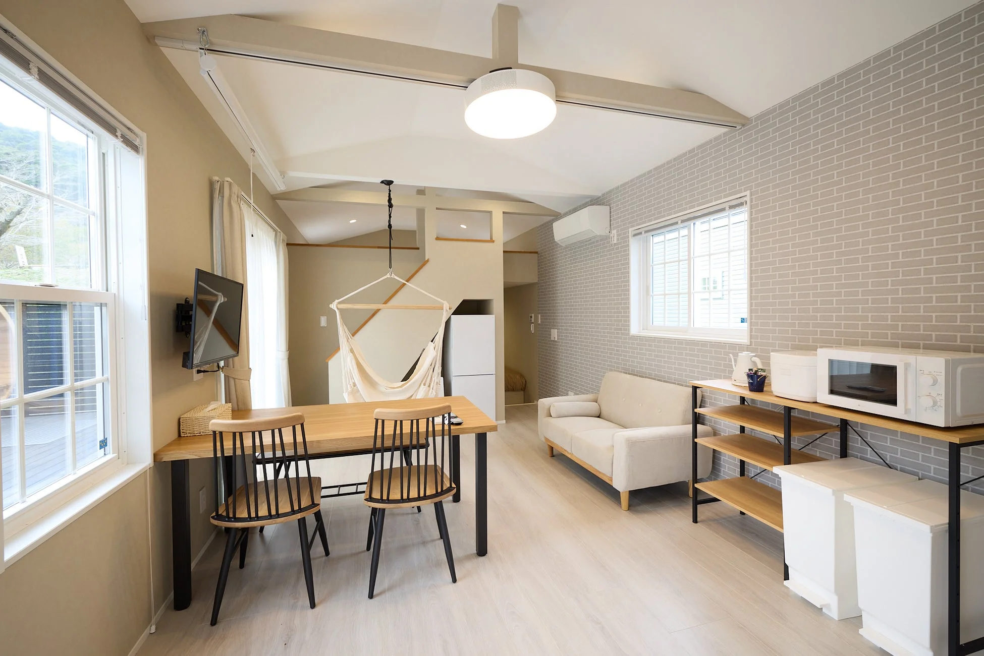 明るくモダンなリビングダイニングルーム