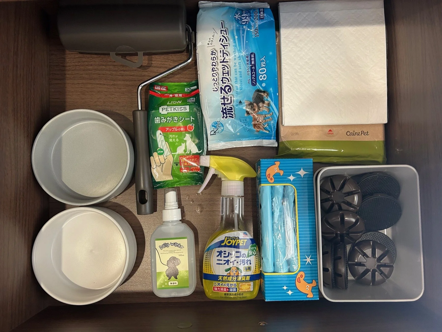 引き出しに収納されたペット用品の画像