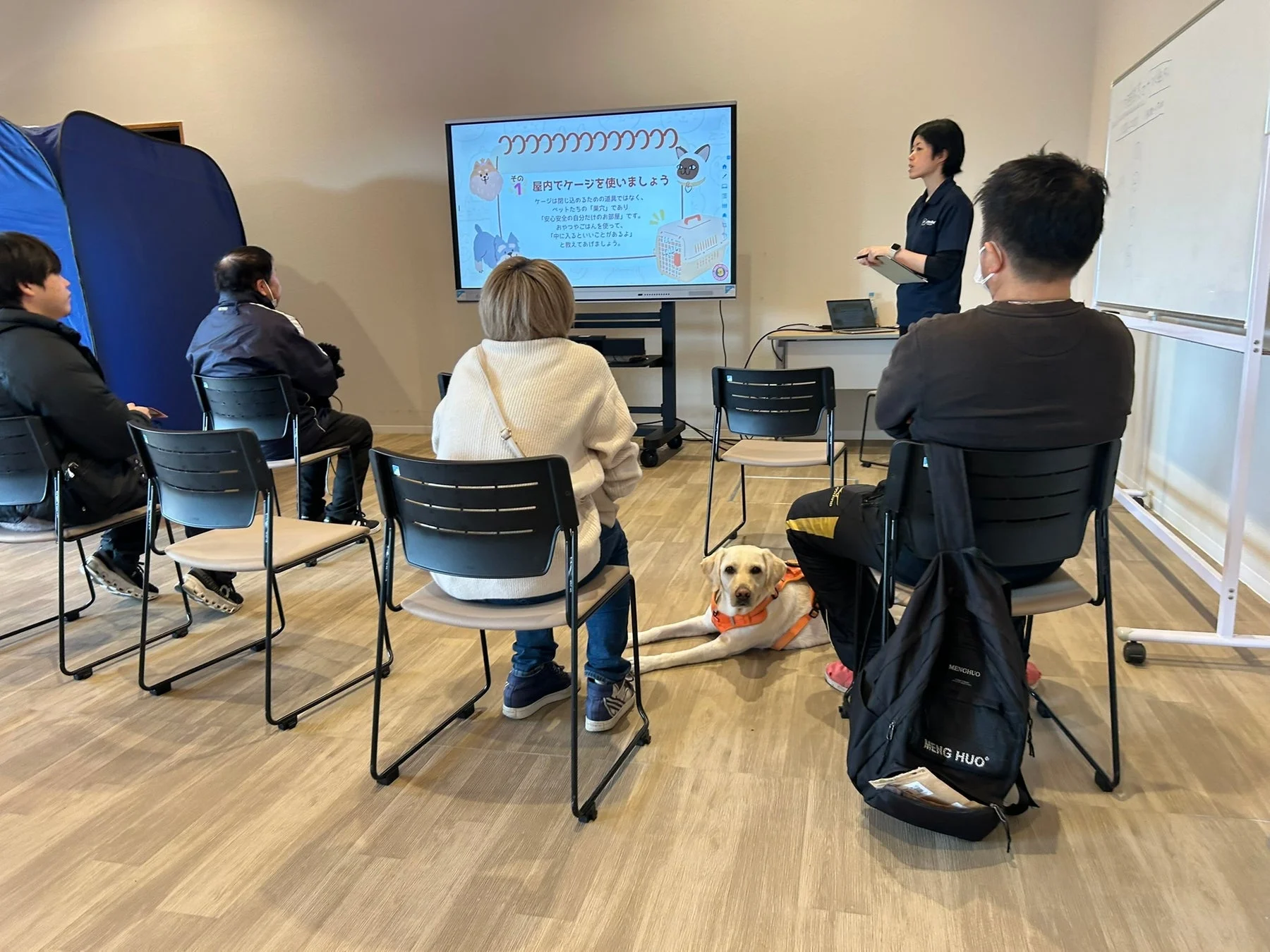 室内でペットのケージ利用について学ぶセミナーの様子
