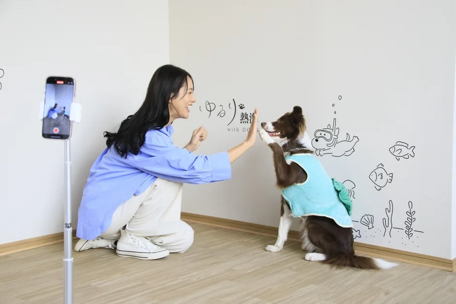 犬とハイタッチする女性