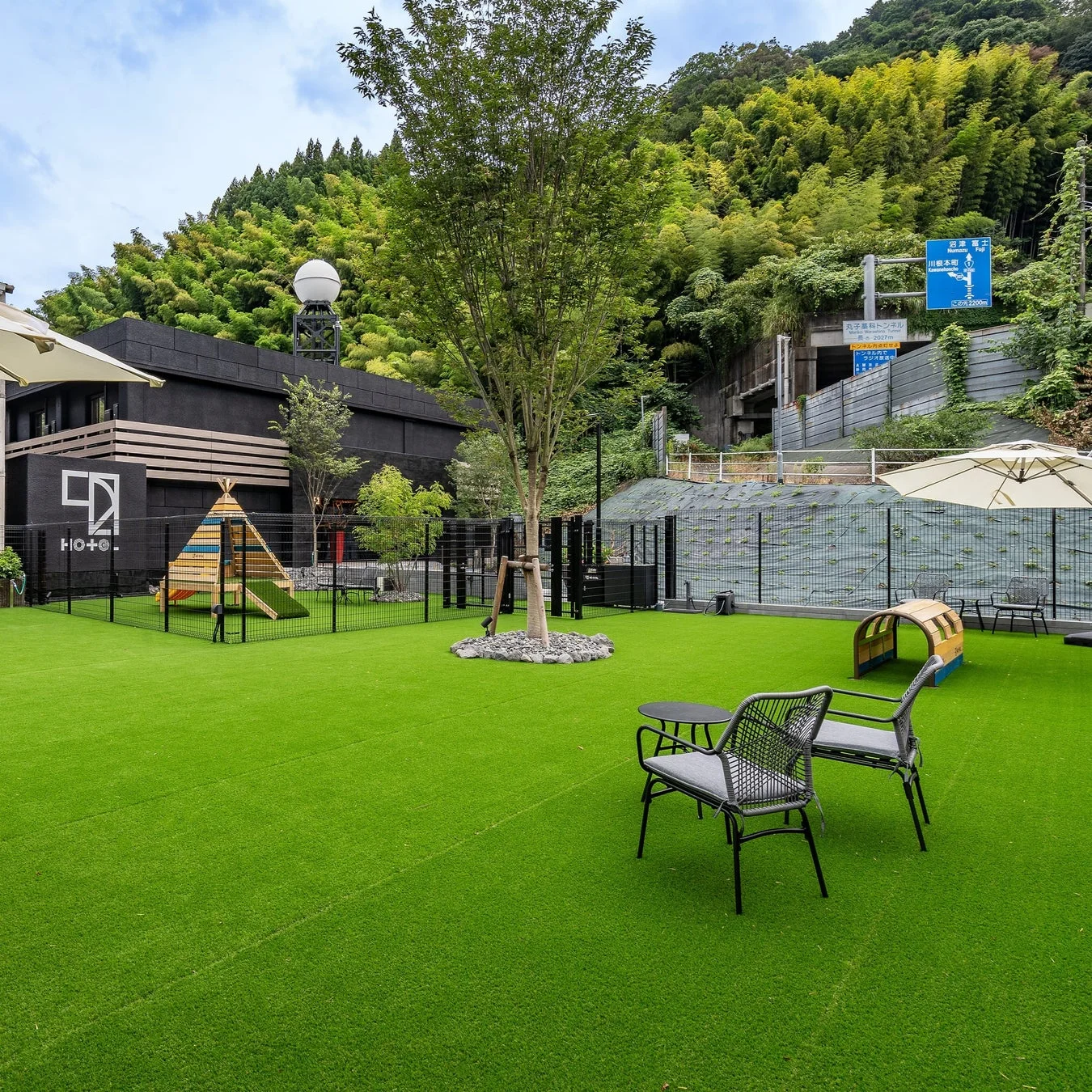 広々とした人工芝のドッグラン