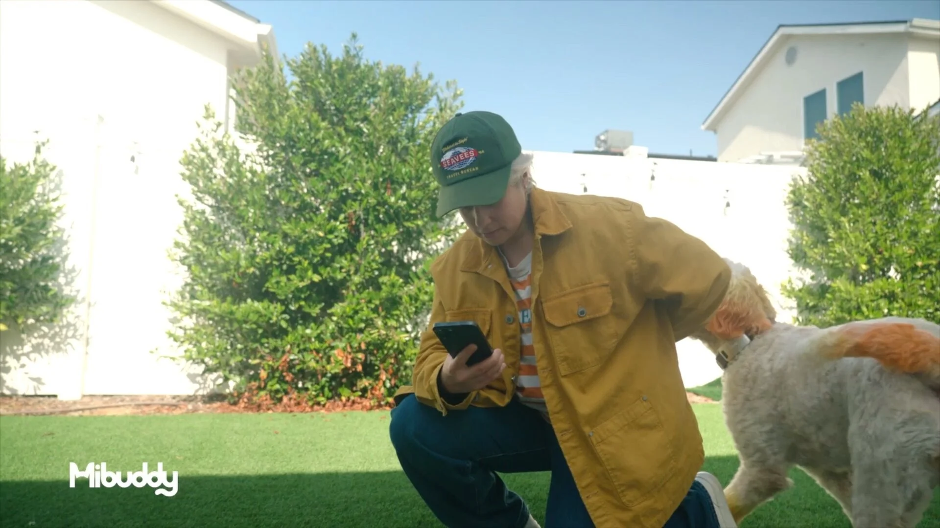 庭でスマホ操作と犬