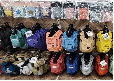 カラフルなペットウェアが陳列された棚
