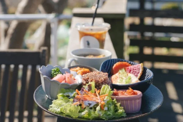 カフェのヘルシープレートランチ