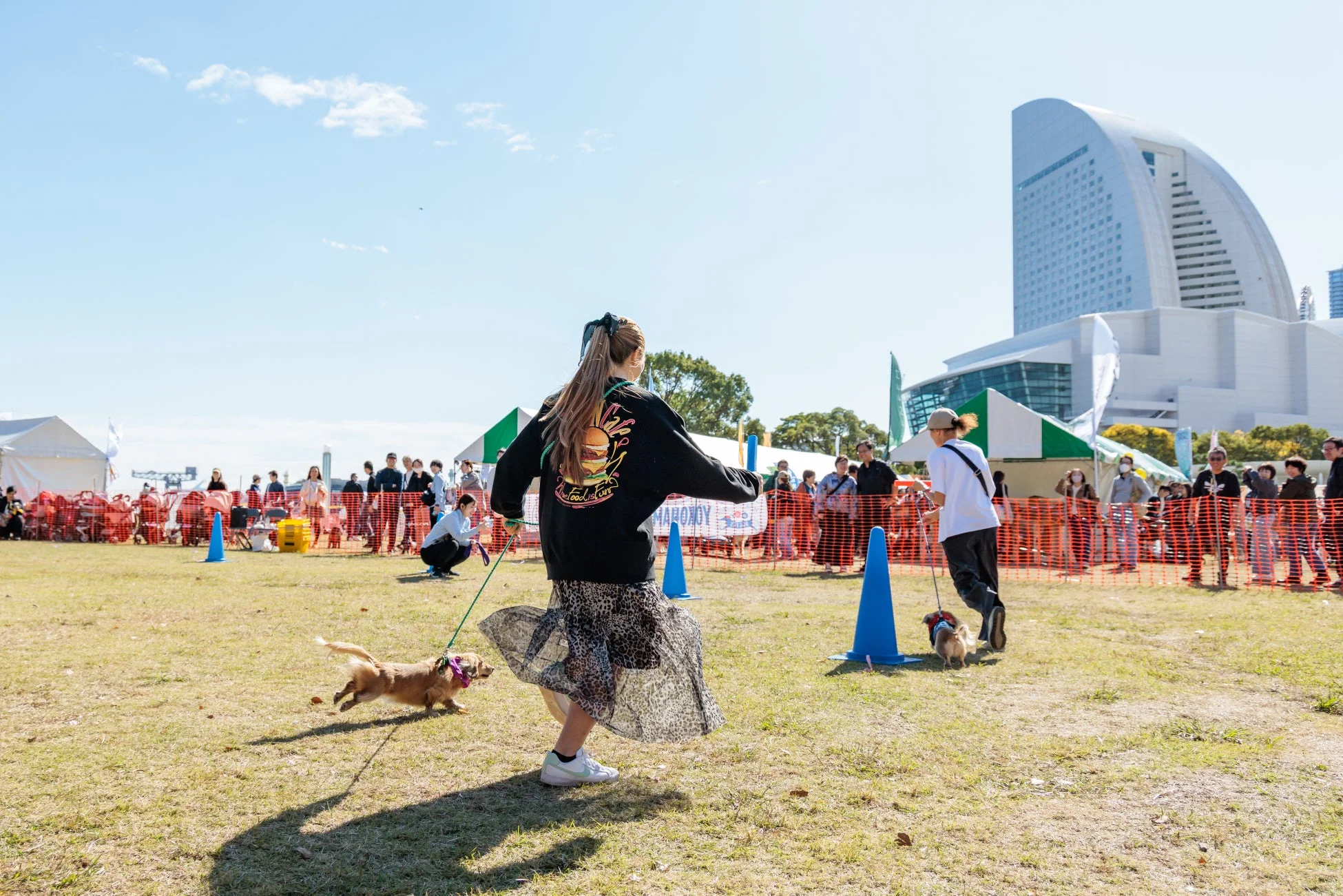 屋外イベントを楽しむ人々
